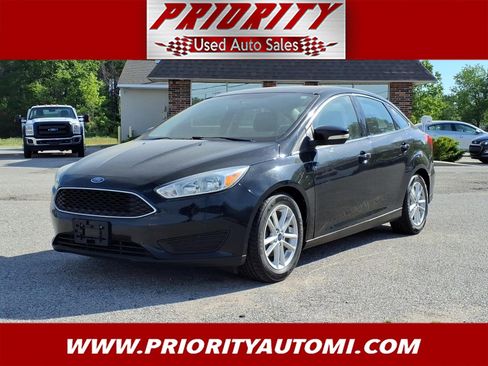 Used 2017 Ford Focus SE w/ Cold Weather Package FWD image 1