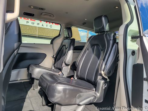Used 2023 Chrysler Pacifica Touring-L FWD image 9