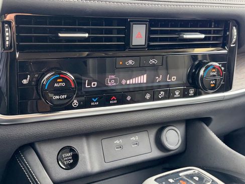 Used 2025 Nissan Rogue Platinum w/ Platinum Premium Package image 17