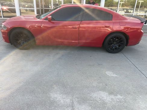 Used 2015 Dodge Charger SXT image 3