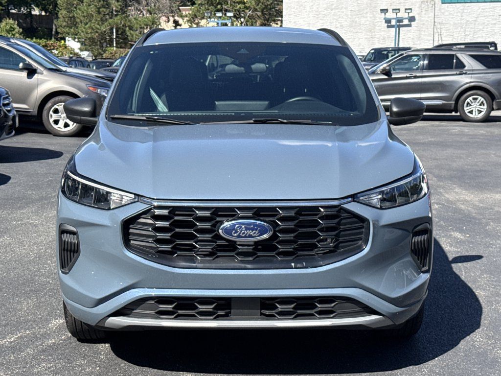 Used 2023 Ford Escape ST-Line w/ Tech Pack #1 AWD/4WD image 2