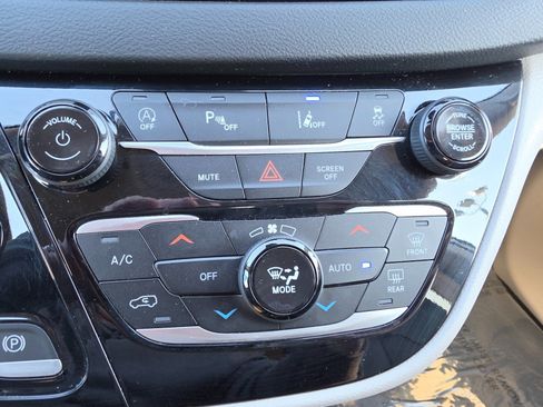 Used 2024 Chrysler Pacifica Touring-L FWD image 46