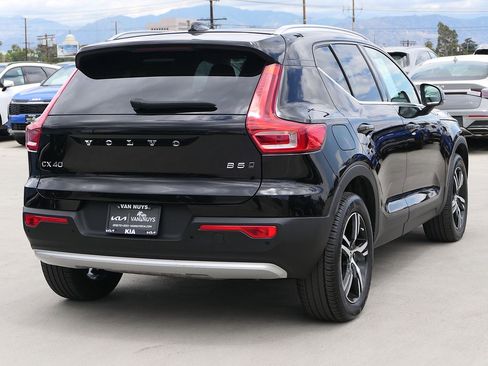 Used 2025 Volvo XC40 B5 Core AWD/4WD image 3