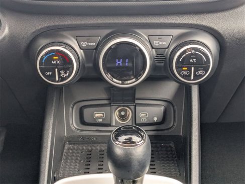 Used 2025 Hyundai Venue Limited image 25