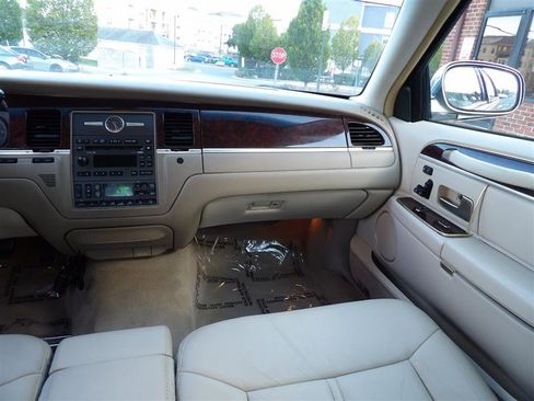 Used 2008 Lincoln Town Car Signature Limited image 13