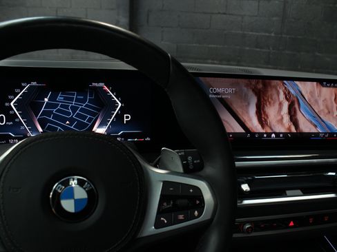 Used 2025 BMW X5 xDrive40i w/ M Sport Package AWD/4WD image 53