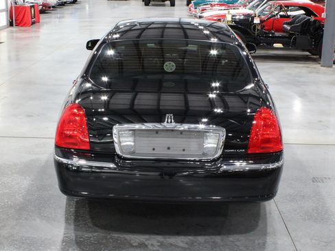 Used 2006 Lincoln Town Car Signature Limited RWD image 33