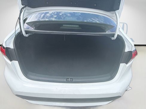 Used 2021 Toyota Corolla LE FWD image 25