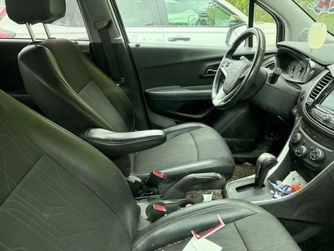 Used 2020 Chevrolet Trax LT w/ LT Convenience Package AWD/4WD image 3