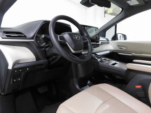 Used 2021 Toyota Sienna XLE image 26