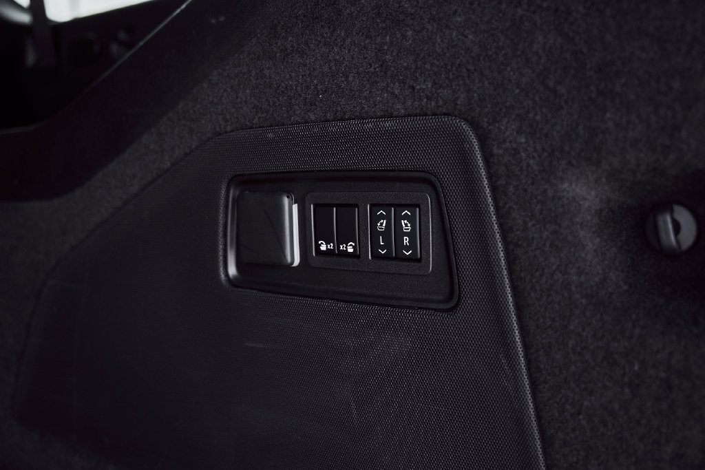 Used 2025 Cadillac Escalade ESV Sport AWD/4WD image 18