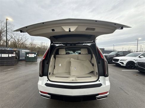 Used 2023 Cadillac Escalade Premium Luxury Platinum w/ Heavy-Duty Trailer Package image 24