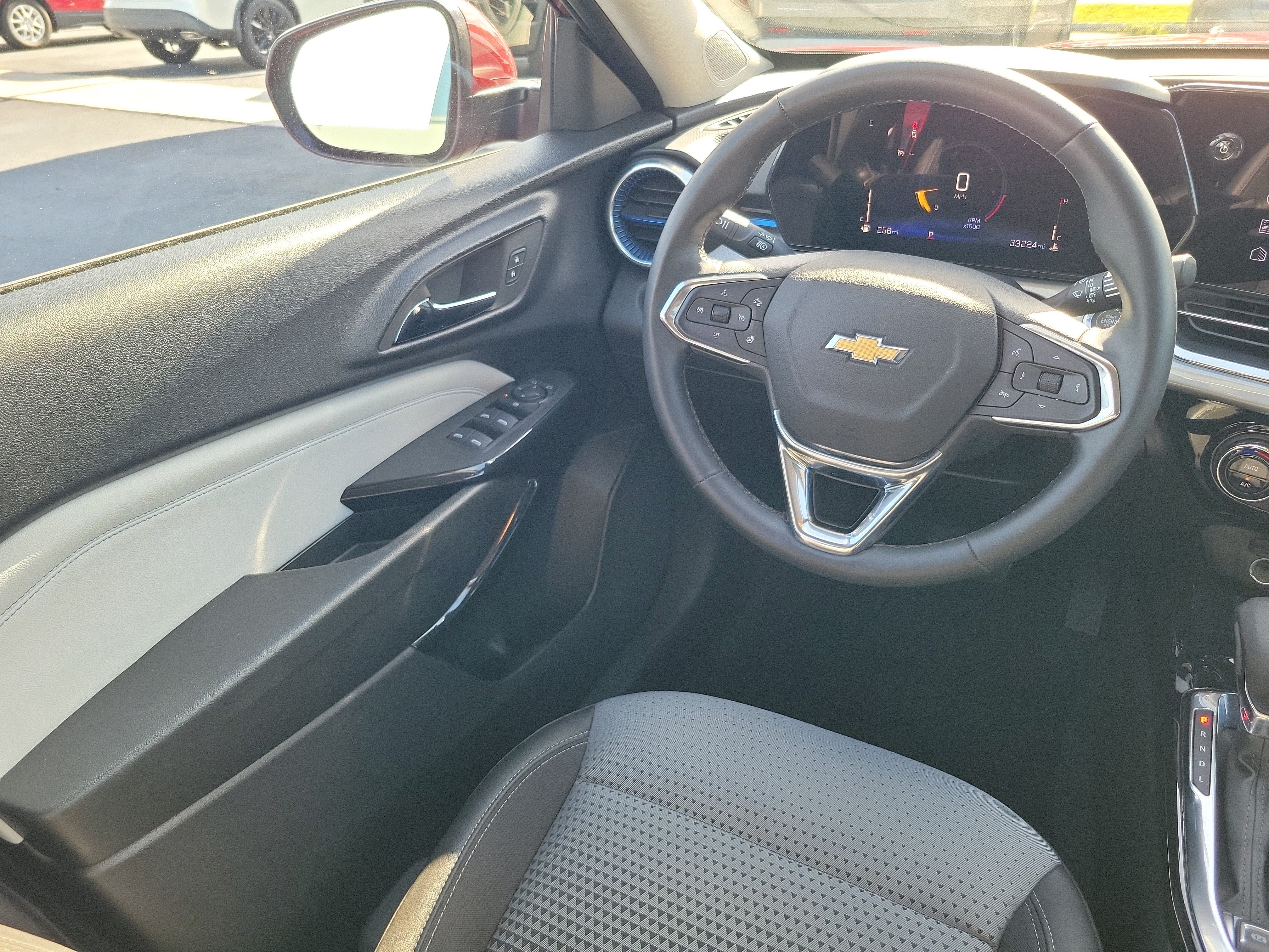 Used 2025 Chevrolet Trax LT w/ LT Convenience Package FWD image 14