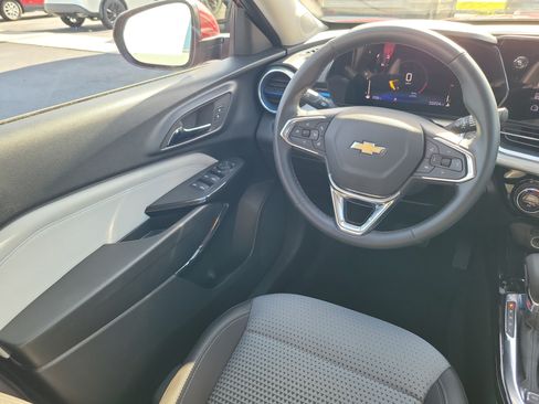 Used 2025 Chevrolet Trax LT w/ LT Convenience Package FWD image 14