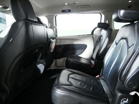 Used 2022 Chrysler Pacifica Touring-L FWD image 32