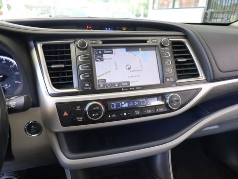 Used 2018 Toyota Highlander Limited Platinum FWD image 48