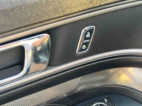 Used 2018 Ford Explorer XLT image 18