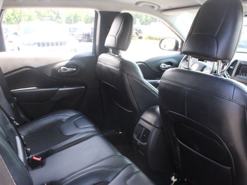 Used 2020 Jeep Cherokee Latitude Plus FWD image 28