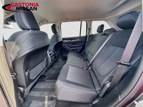 Used 2023 Jeep Grand Cherokee Laredo AWD/4WD image 31