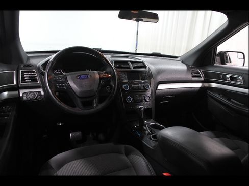 Used 2017 Ford Explorer XLT image 6