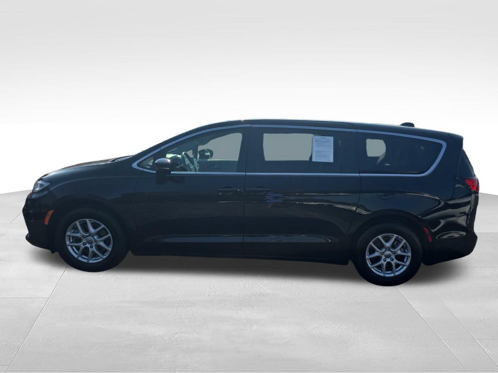Used 2024 Chrysler Pacifica Touring-L FWD image 2