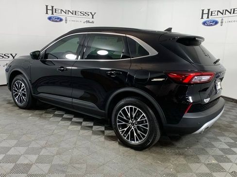 Used 2025 Ford Escape SE image 4