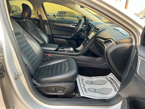 Used 2017 Ford Fusion SE w/ Fusion SE Technology Package image 20