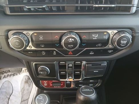 Used 2024 Jeep Gladiator Mojave AWD/4WD image 27