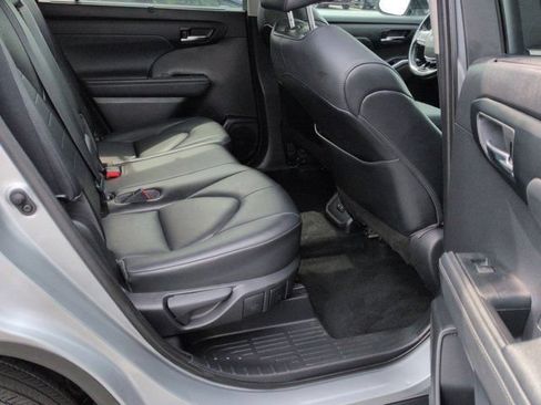 Used 2021 Toyota Highlander XLE AWD/4WD image 16