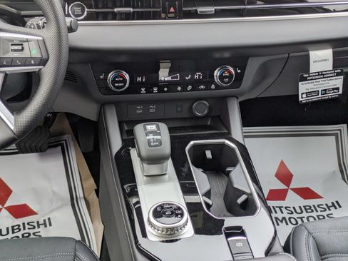New 2026 Mitsubishi Outlander SE FWD image 17