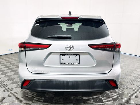 Used 2023 Toyota Highlander L FWD image 4