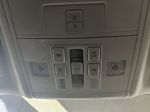 Used 2022 Volkswagen Taos SE w/ Panoramic Sunroof Package image 25