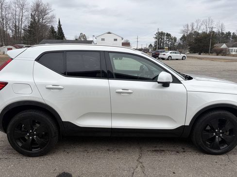 Used 2021 Volvo XC40 T5 Momentum image 9