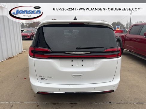 Used 2024 Chrysler Pacifica Touring-L image 5