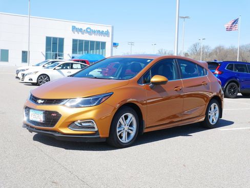 Used 2017 Chevrolet Cruze LT w/ Sun And Sound Package FWD image 2