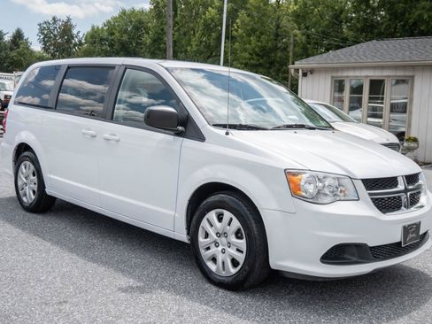 Used 2018 Dodge Grand Caravan SE w/ UConnect Hands-Free Group FWD image 4