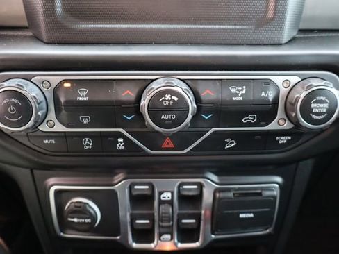 Used 2020 Jeep Wrangler Unlimited Sahara image 23