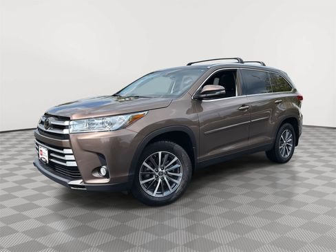 Used 2019 Toyota Highlander XLE AWD/4WD image 1