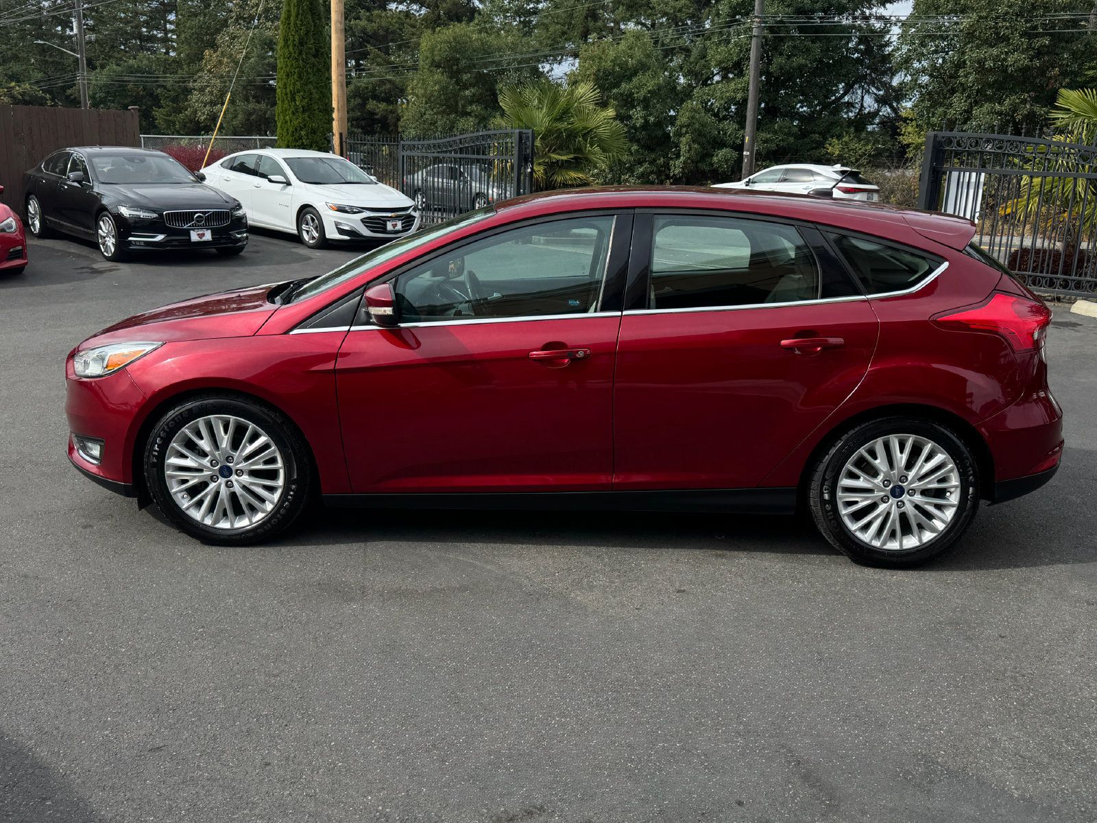 Used 2016 Ford Focus Titanium FWD image 4