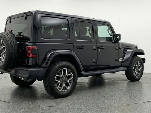 Used 2025 Jeep Wrangler Sahara image 9