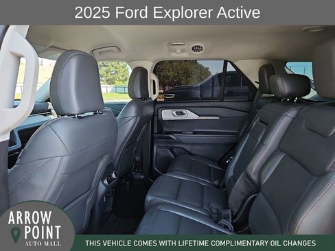Used 2025 Ford Explorer Active w/ Active Comfort Package RWD image 18