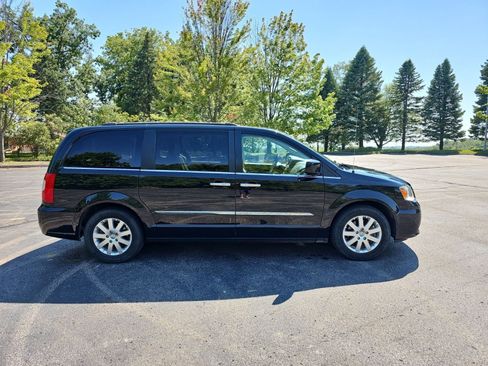 Used 2015 Chrysler Town & Country Touring w/ Driver Convenience Group FWD image 7