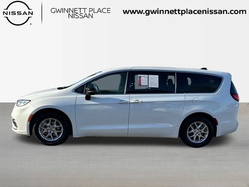 Used 2024 Chrysler Pacifica Touring-L image 8