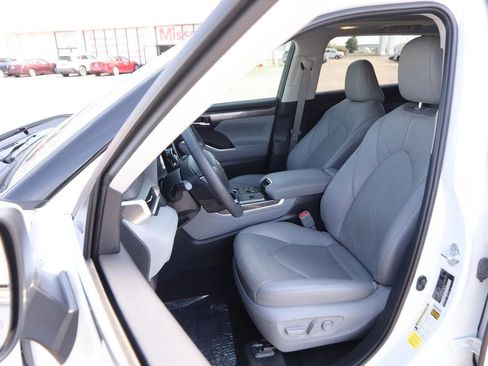 Used 2024 Toyota Highlander Platinum FWD image 12