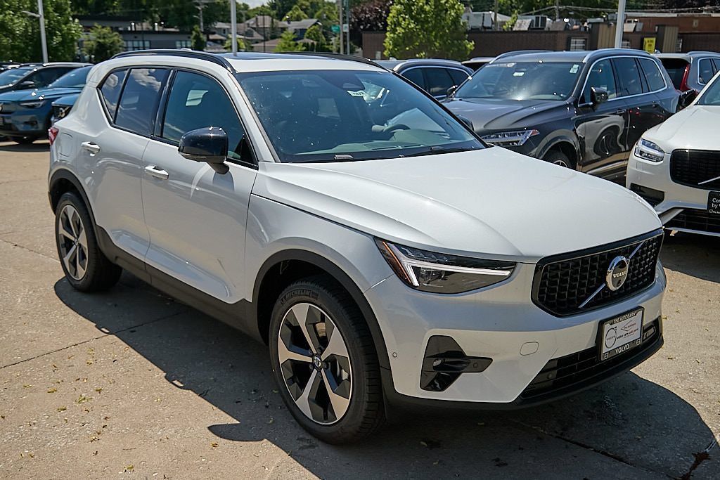 New 2026 Volvo XC40 B5 Plus w/ Climate Package AWD/4WD image 4