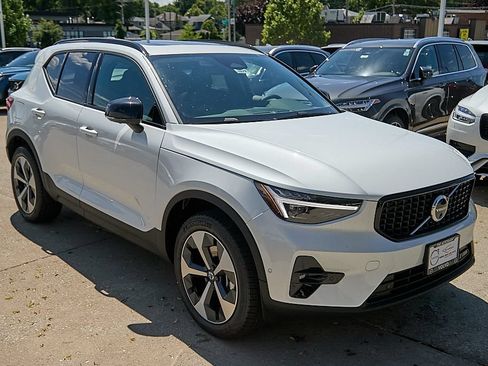 New 2026 Volvo XC40 B5 Plus w/ Climate Package AWD/4WD image 4