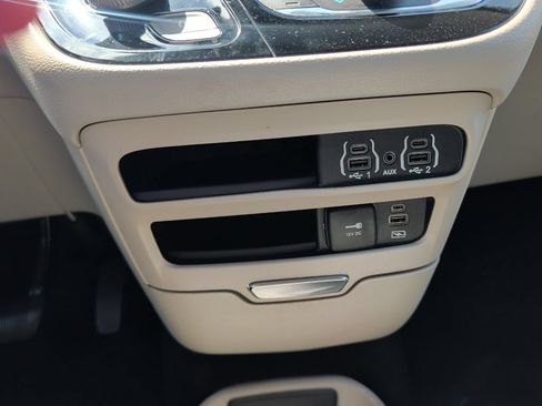 Used 2022 Chrysler Pacifica Touring-L FWD image 16