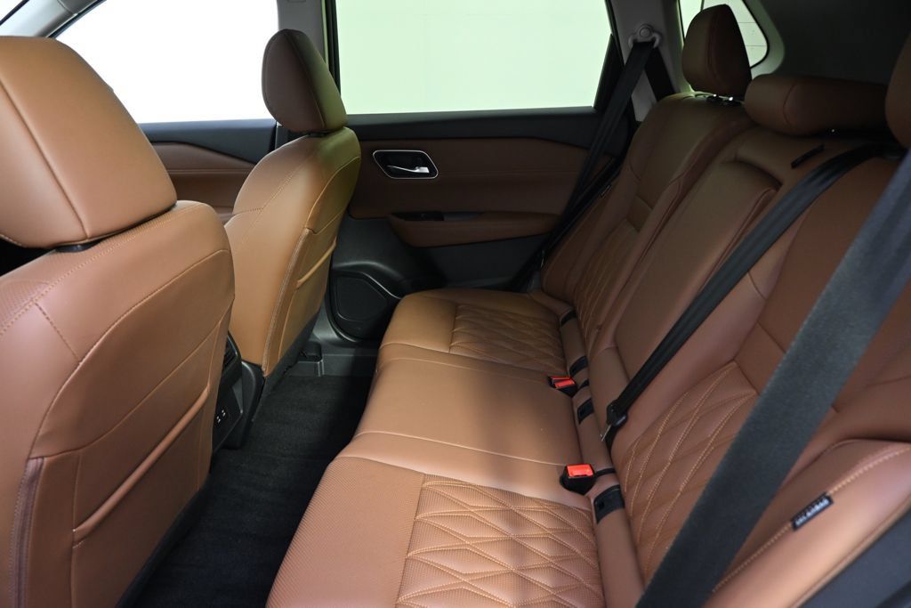 Used 2025 Nissan Rogue Platinum FWD image 21