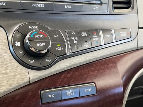 Used 2014 Toyota Sienna XLE FWD image 23