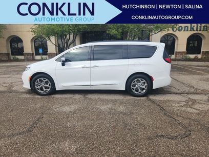 Used 2023 Chrysler Pacifica Limited w/ Uconnect Theater Family Group